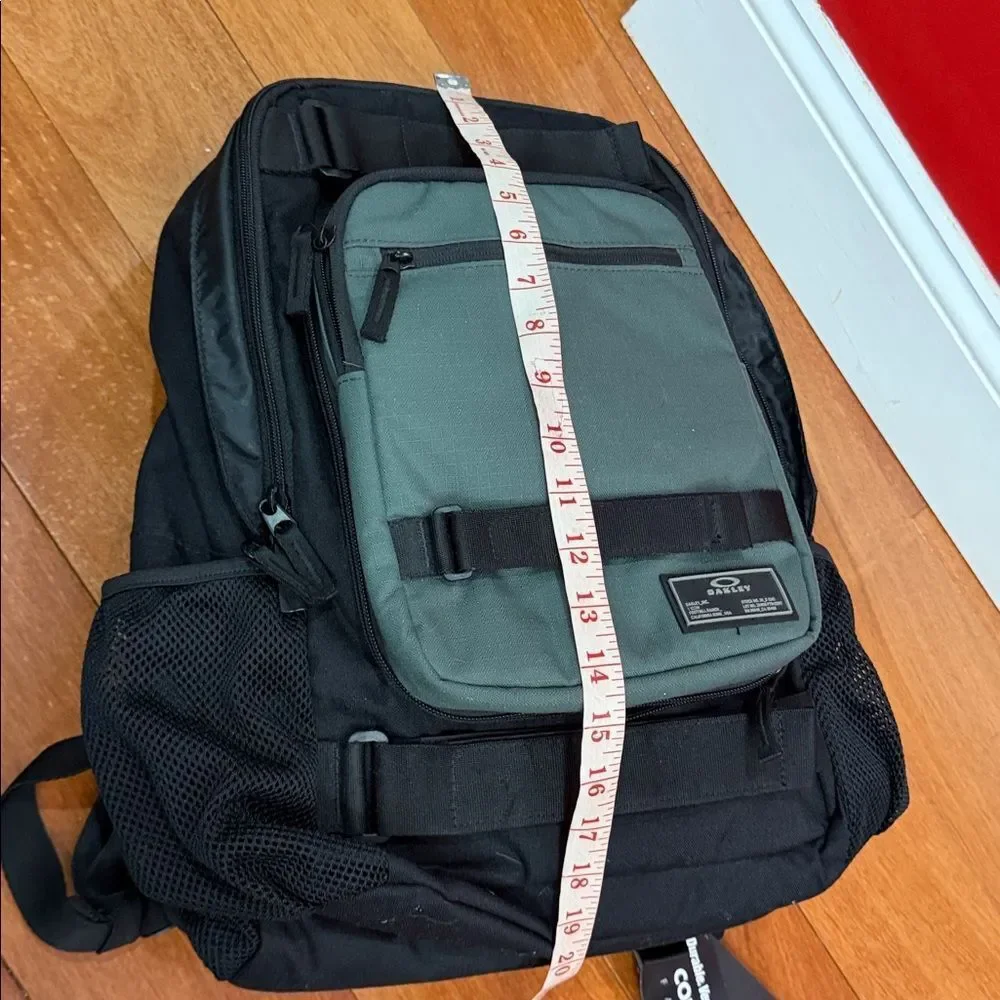 NWT Oakley Multifunctional Hydrolix Smart Backpack‎ detachable crossbody bag
